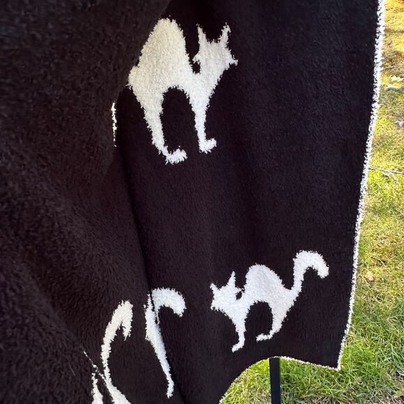 Novogratz Black Cats White Halloween 50 X 60" Throw Blanket Reversible TikTok - Picture 3 of 8